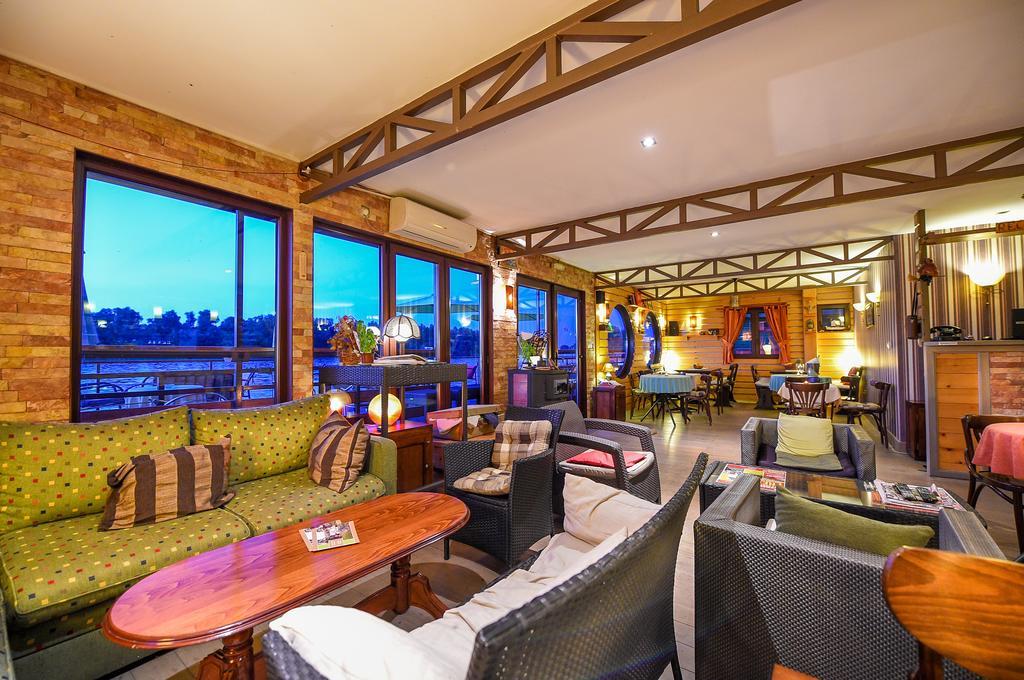 San Art Floating Hostel & Apartments Belgrade Luaran gambar