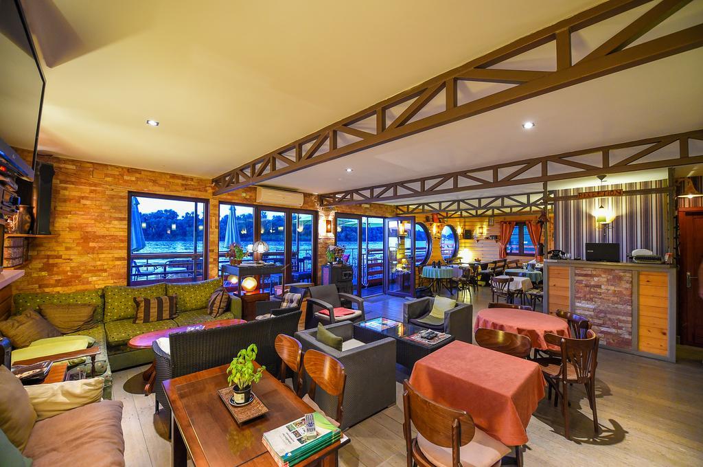 San Art Floating Hostel & Apartments Belgrade Luaran gambar