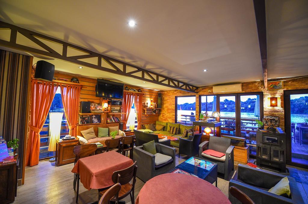 San Art Floating Hostel & Apartments Belgrade Luaran gambar