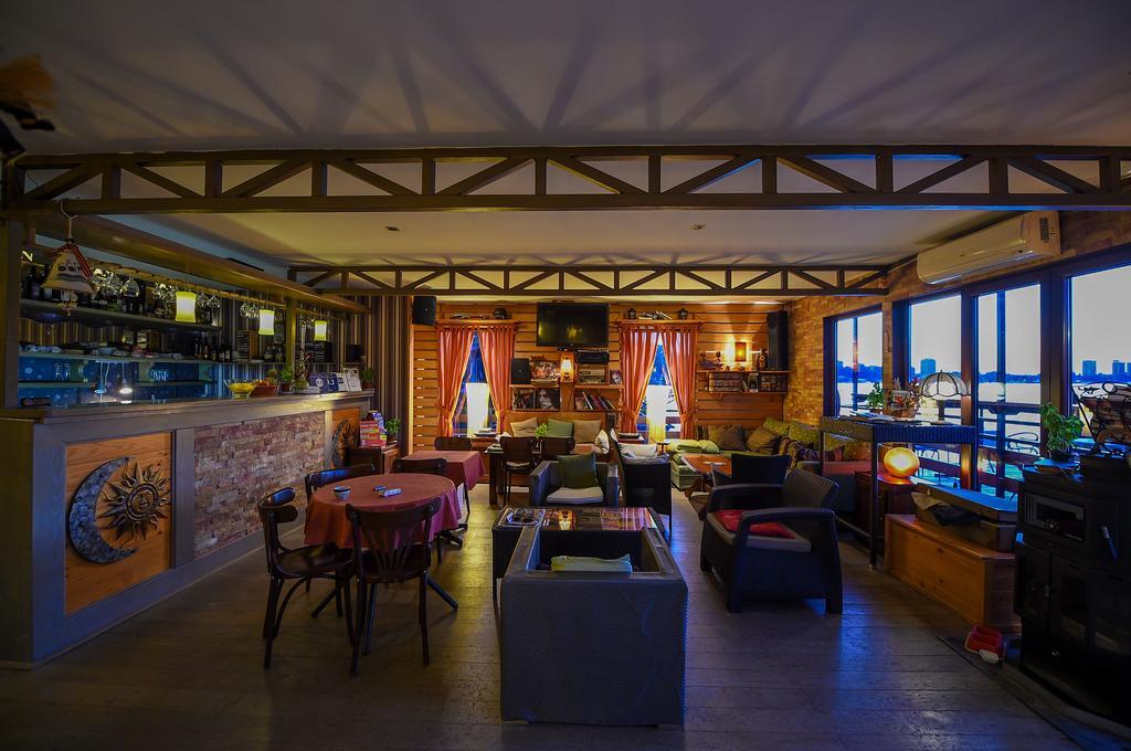 San Art Floating Hostel & Apartments Belgrade Luaran gambar