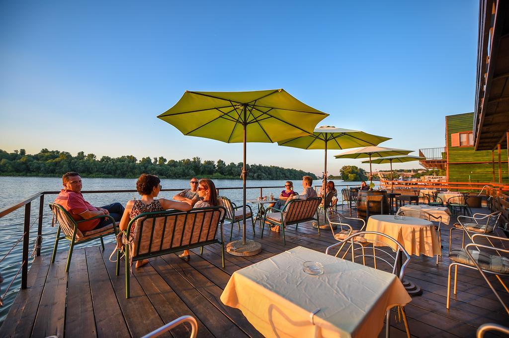 San Art Floating Hostel & Apartments Belgrade Luaran gambar