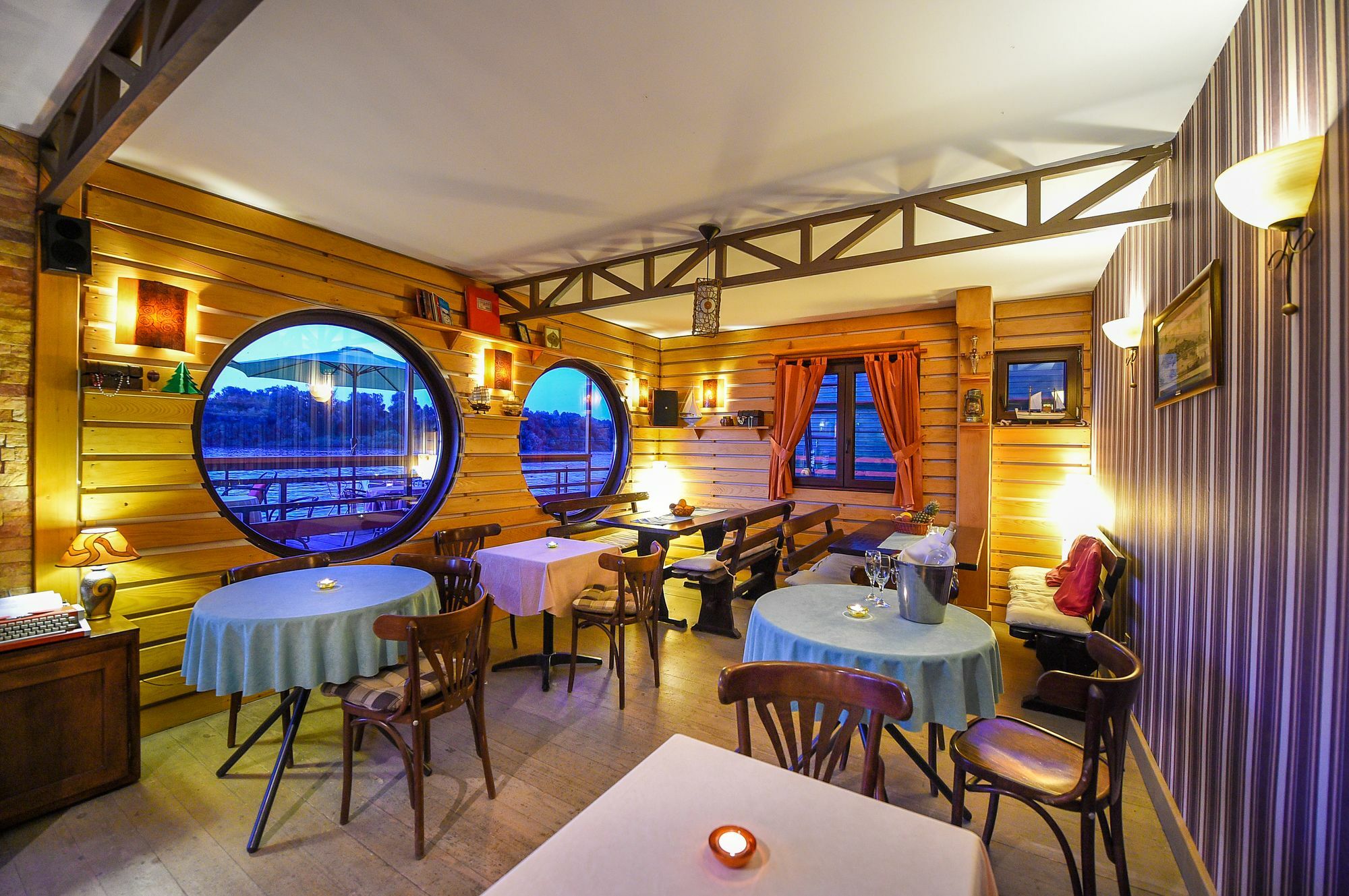 San Art Floating Hostel & Apartments Belgrade Luaran gambar